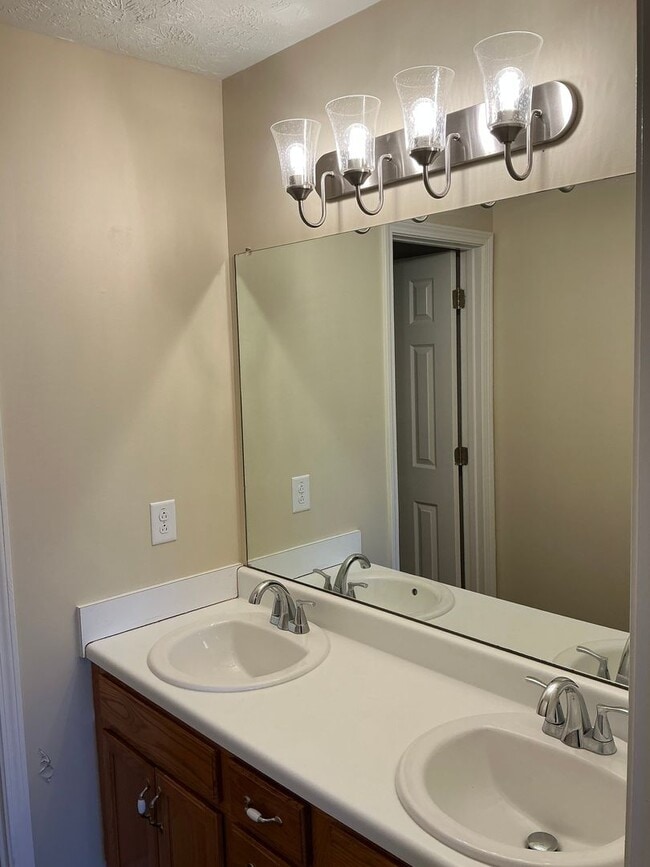 Building Photo - 1006 Bobcat Dr