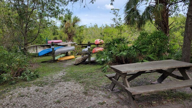 Building Photo - ANNUAL UNFURNISHED 2 bed 2 bath ground flo...