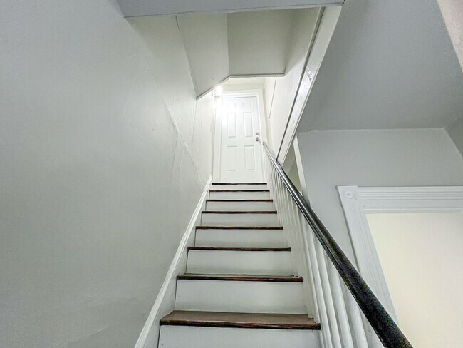 Building Photo - Beautiful East Rock Apt Near Modern Pizza!