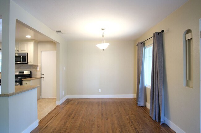Building Photo - Charming 3-bedroom, 1-bathroom in Sacramento.