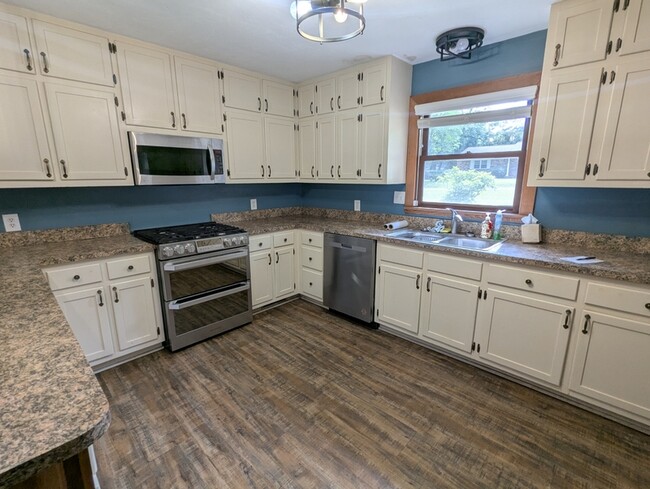 Building Photo - 115 Ferndale Dr