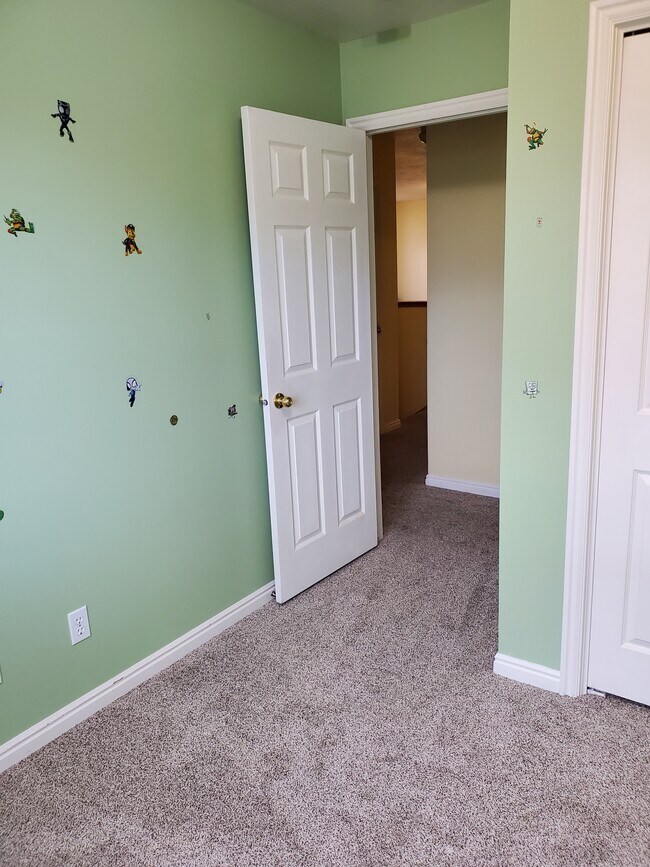 Building Photo - 285 N 400 E