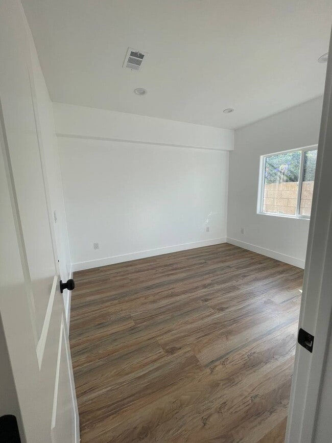 Building Photo - 540 W Elm Ave