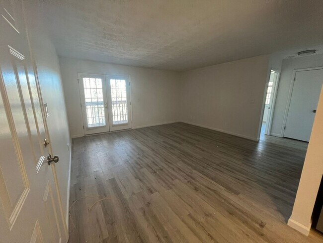 Building Photo - Modern 2-Bed, 1-Bath Oasis with Central Ai...