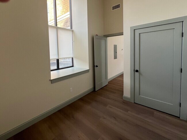 Building Photo - 160 Seabury St