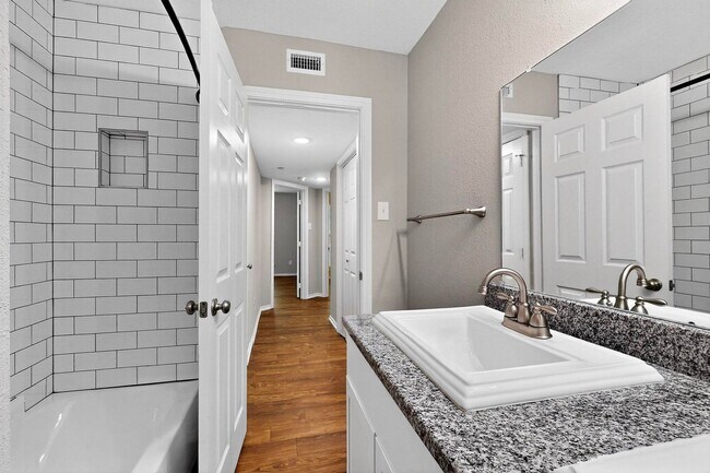 Building Photo - Stylish Upstairs Corner Unit Near Lake Ray Hubbard