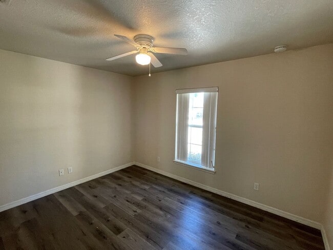 Building Photo - 3 bedroom 2 bathroom Condo