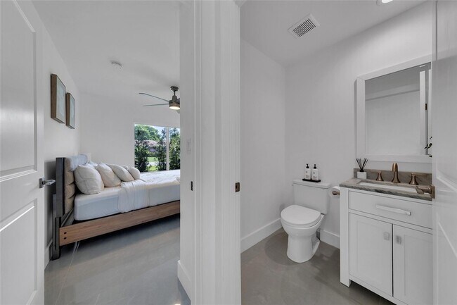 Building Photo - 9585 Carousel Cir S