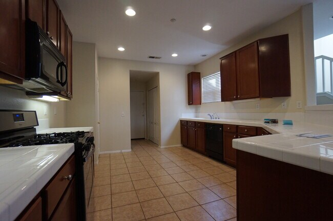 Building Photo - Beautiful 3 Bedroom Condo in Rancho!