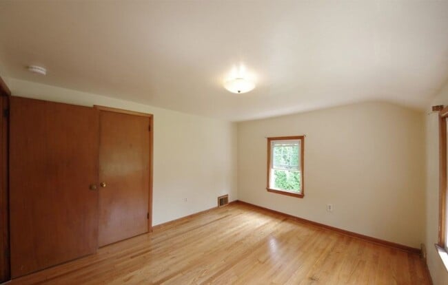 Building Photo - Sparks Street Duplex