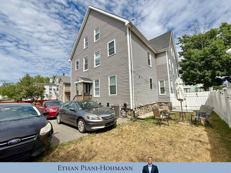 Building Photo - 173 Newton St