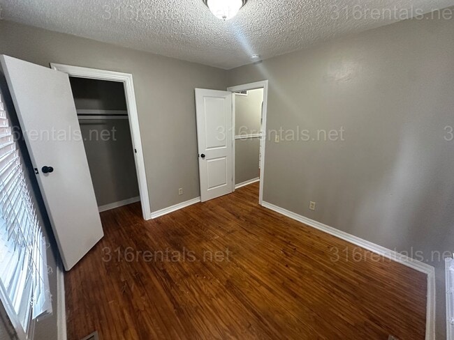 Building Photo - $1150- 3 bed 1 bath - Single Family Home