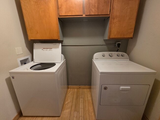 Building Photo - 3 Bedroom House