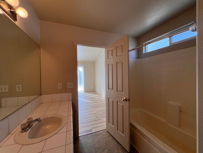 Building Photo - Cute 3 bedroom home Located in Donner Trails