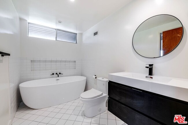 Building Photo - 5961 Wrightcrest Dr