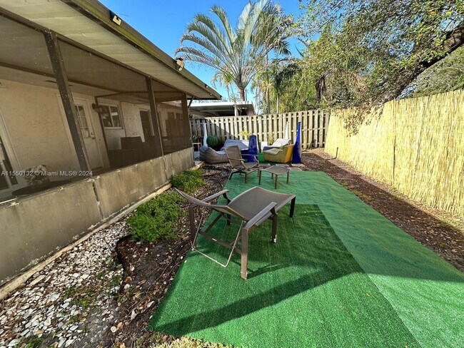 Building Photo - 4920 SW 27th Ave