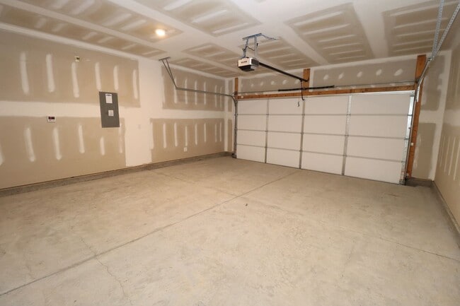 Building Photo - Spacious 3BR Home with Community Pool!