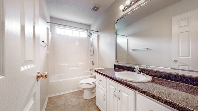 Building Photo - 4 Bedrooms, 2 Bathrooms in the Heart of Ri...