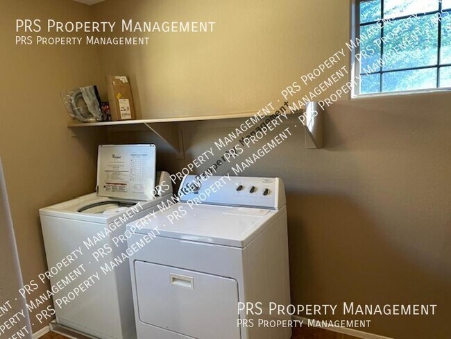 Building Photo - Just Listed !!