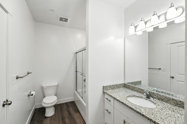 Building Photo - 470 W 15 S