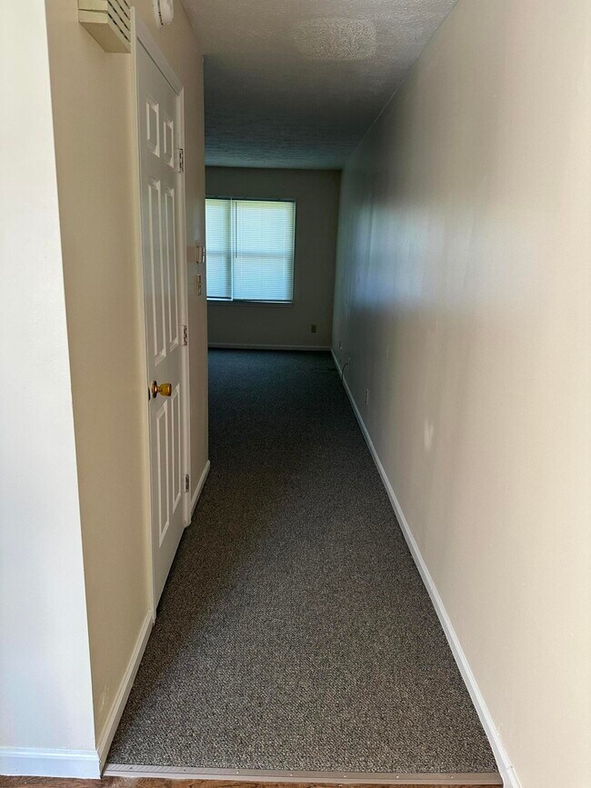 Building Photo - 165 Landings Dr