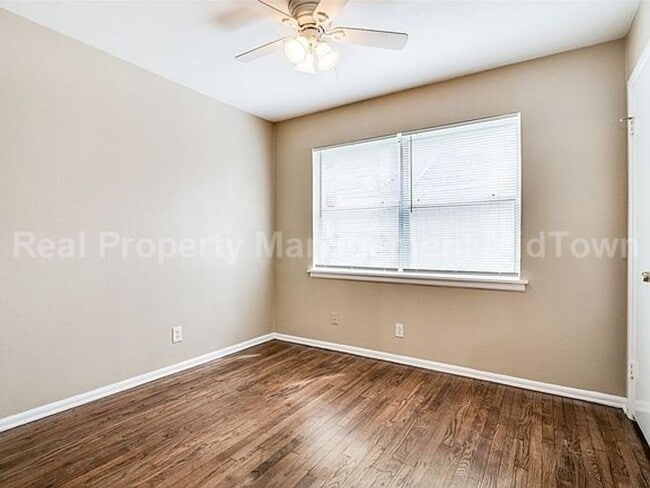 Building Photo - Charming 3-Bedroom Home with Spacious Yard...