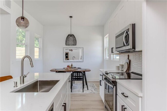 Building Photo - 4800 Vinson Dr