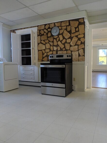 Building Photo - 32 Douglas St