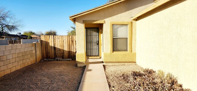 Building Photo - Large 4 Bedroom- A/C- All Ceramic Tile- Wo...