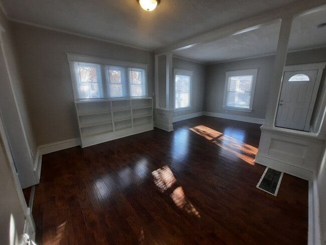 Building Photo - 2 Bedroom, 1 Bathroom home near Drake Univ...