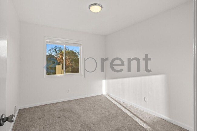 Building Photo - 5 Oak Crest Ct