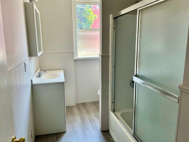 Building Photo - 1137 E 3rd St