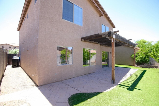 Building Photo - 512 E Rainbow Dr