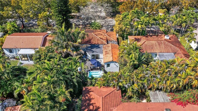 Building Photo - 837 Alberca St