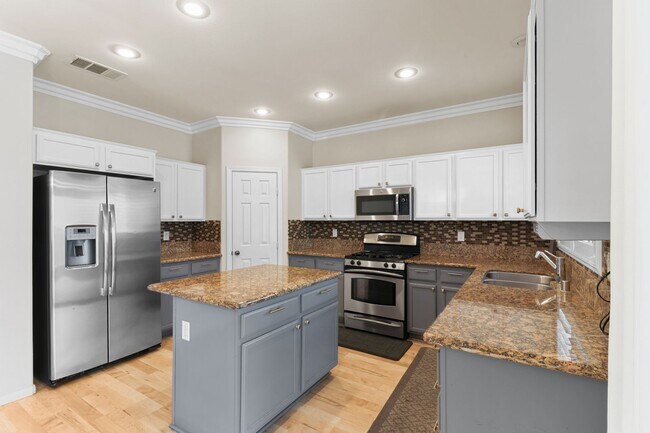 Building Photo - SE!! Pebble and Pollock!! Crystal Springs!...