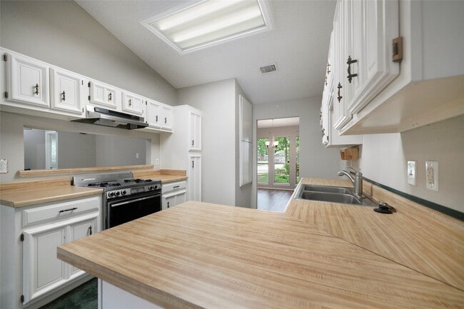 Building Photo - 3134 Village Park Dr