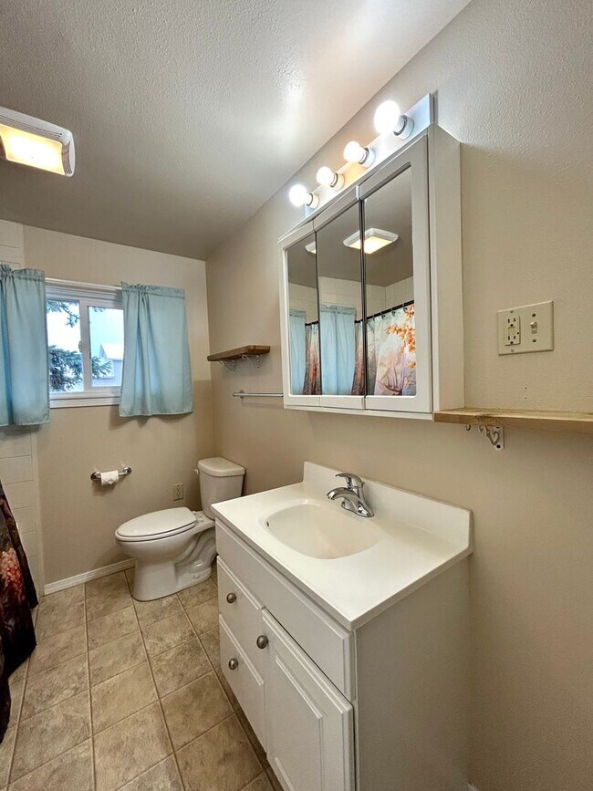 Building Photo - Spacious Home in the Country for Rent
