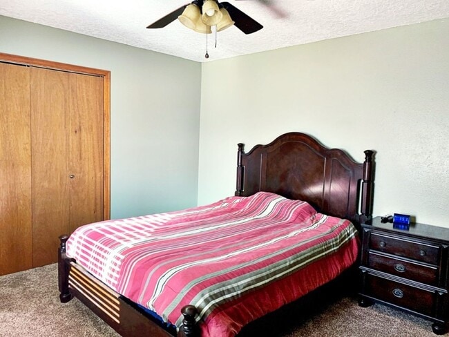 Building Photo - 3 Bedroom, 2 Bath, 2 car garage