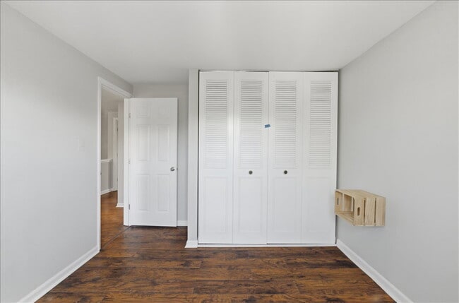 Building Photo - Updated 3BR / 2.5BA Townhome in Summit Chase – Over 1,900 Sq Ft with Deck & Fenced Patio!