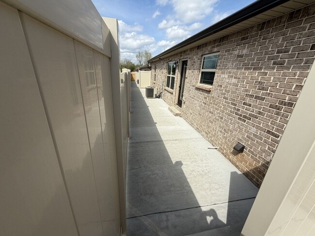 Building Photo - 1525 Green Ln