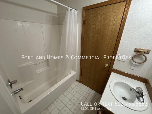 Building Photo - 4403 SE Logus Rd