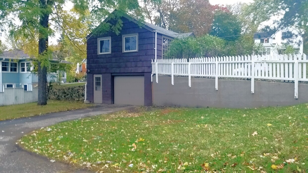Building Photo - 823 Elm St