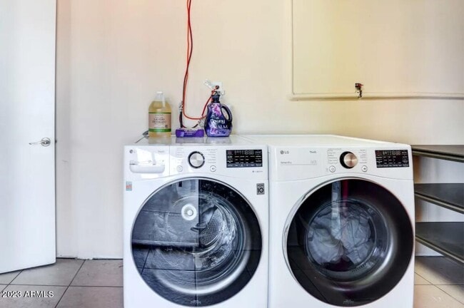 Building Photo - 1648 W Grovers Ave