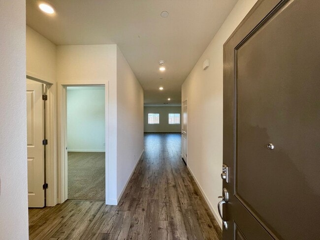 Building Photo - 754 Tamarack Ct