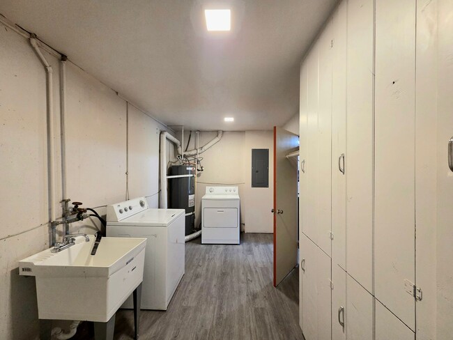 Building Photo - 4 Bed, 2 Bath -- Newly Renovated -- Home on Wenatchee Golf & Country Club's 16th Fairway**