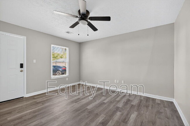 Building Photo - 10032 Regency Ct