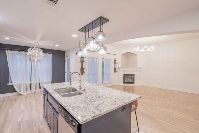 Building Photo - Large 3 Bed 2 Bath House in Broken Arrow - Available Mid March