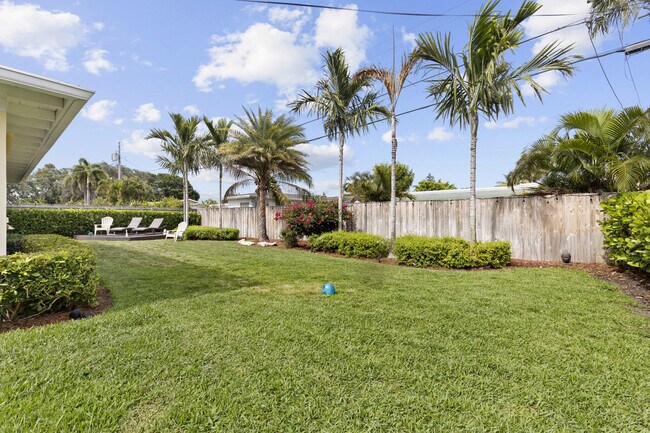 Building Photo - 9956 Dahlia Ave