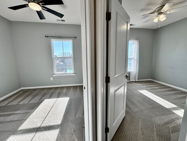 Building Photo - Available 07-08-26! Townhouse w/Garage - Pet Friendly - All Appliances Convey!