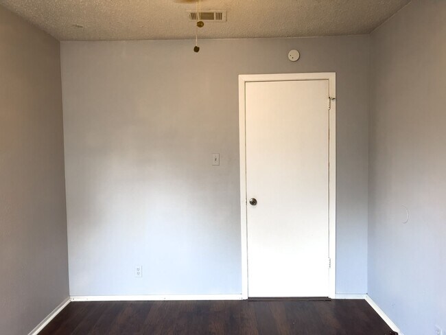Building Photo - Affordable 2/2 in great location off of N Lamar.